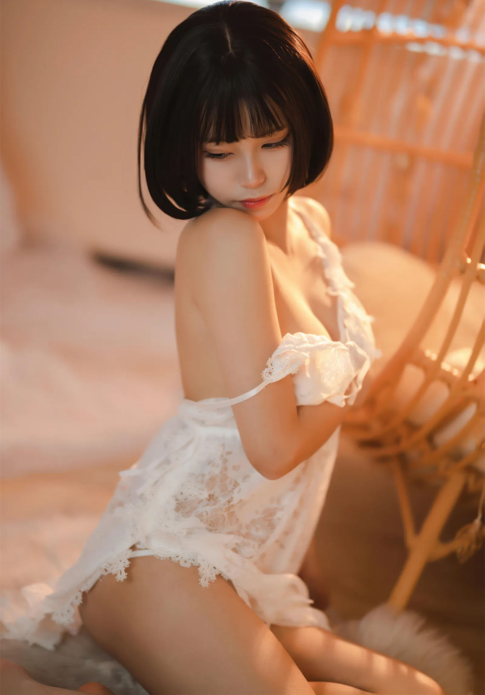 Gallery - 三無人型「日落」寫真：蕾絲內衣下的冷豔純慾，這腿我可以看一整天！ | 檸檬皮