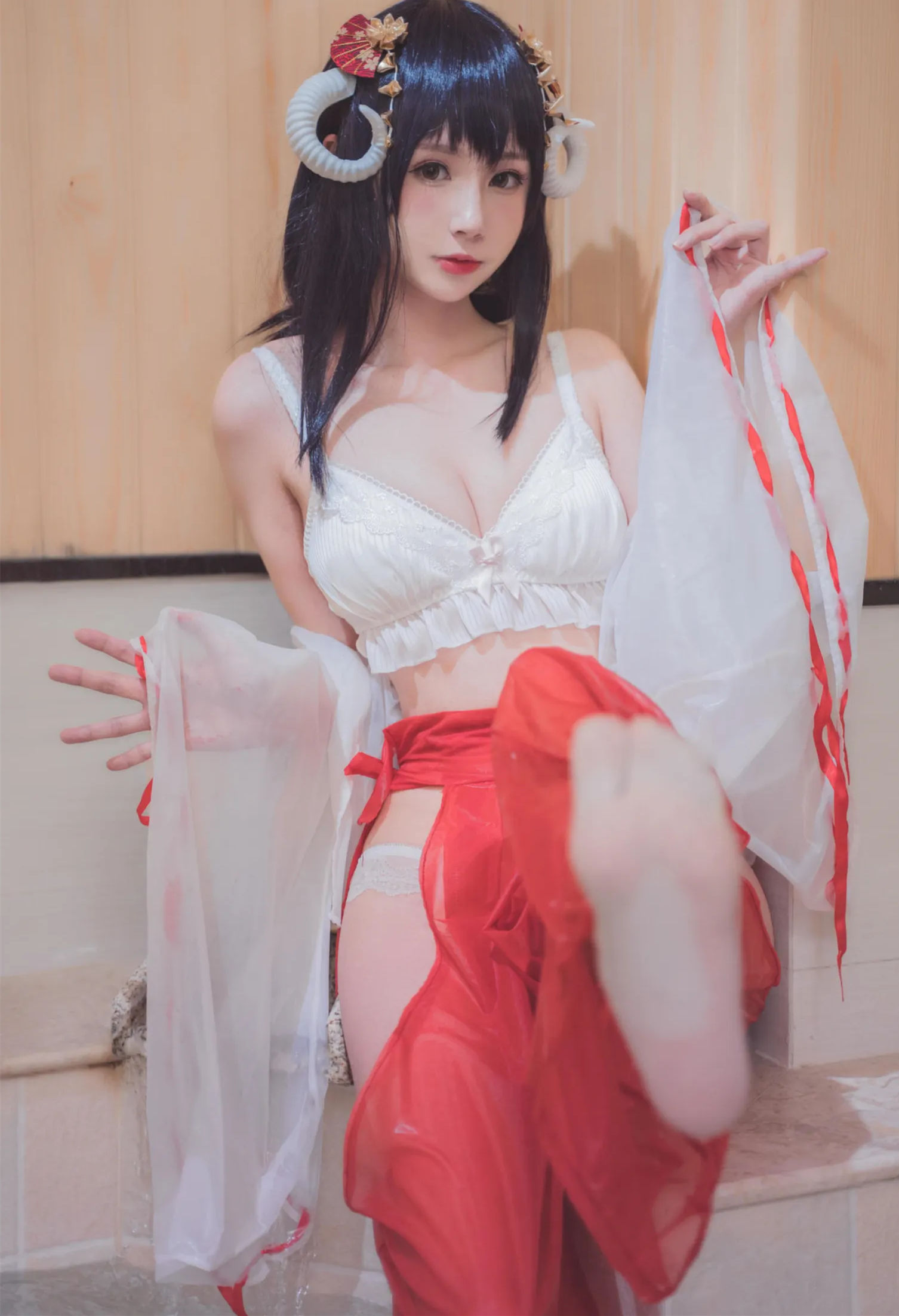 View - 西園寺南歌 - 巫女本：童顏系女神的白絲襪誘惑，鏡中倩影的清冷性感 | 檸檬皮