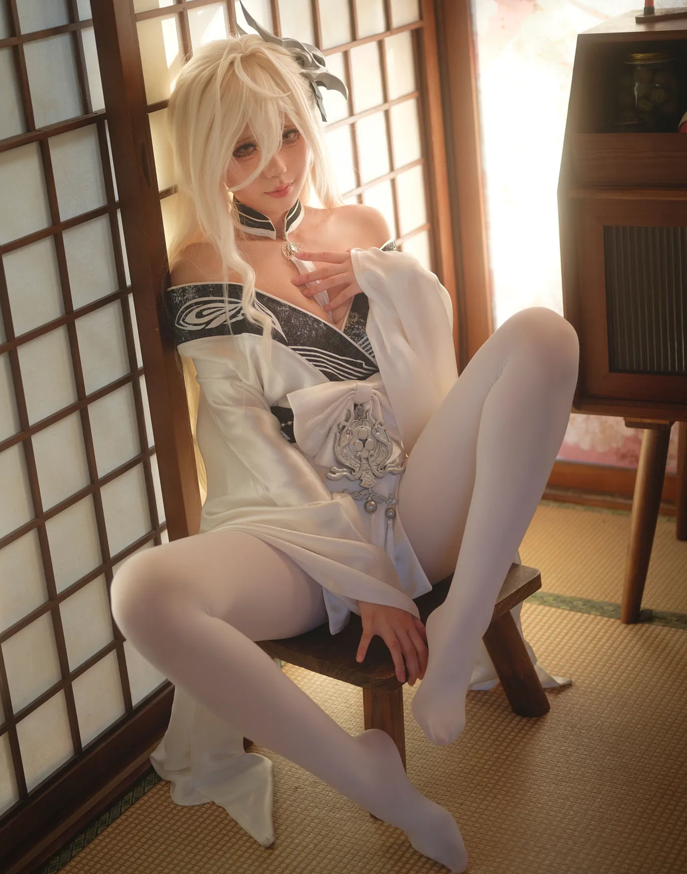 Gallery - 湖里狸 - 白凤！白絲襪也太仙了吧！氣質與眼神交織出情慾低語，想被她自然無害的臉龐迷惑嗎？畫面潔淨構圖，釋放無法抗拒的吸引力！| 檸檬皮