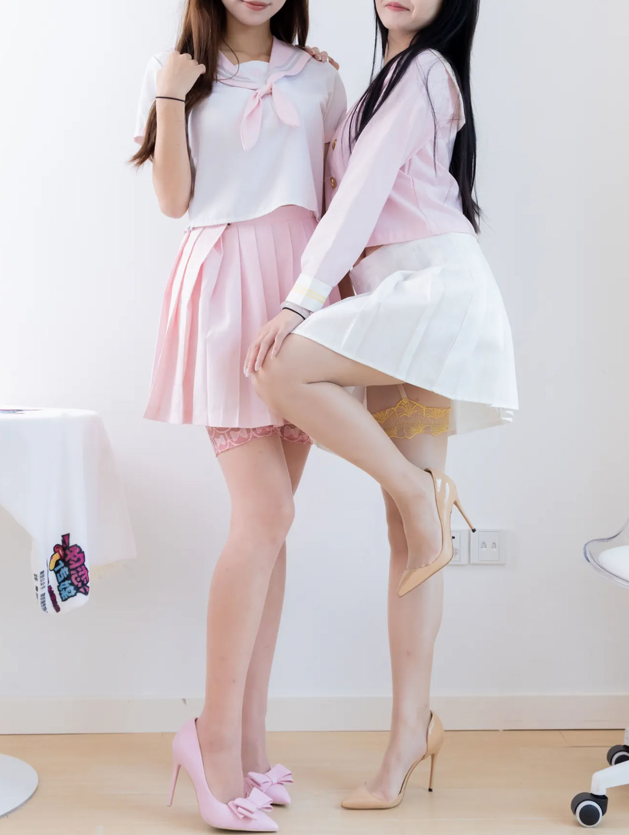 View - 物恋传媒 - Chiness Model  No.2591 泡泡&橙子 - 高跟鞋、油亮肉絲、吊帶襪、JK制服！純慾系女神的腿部誘惑！| 檸檬皮