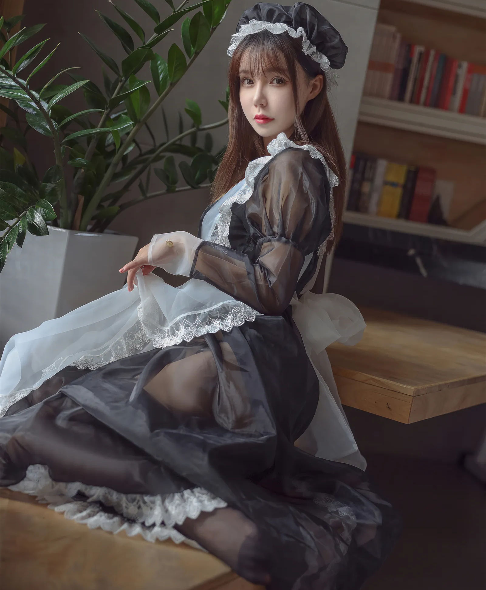 Gallery - 亚马逊鲶鱼 黑色透明女仆 黑丝寫真