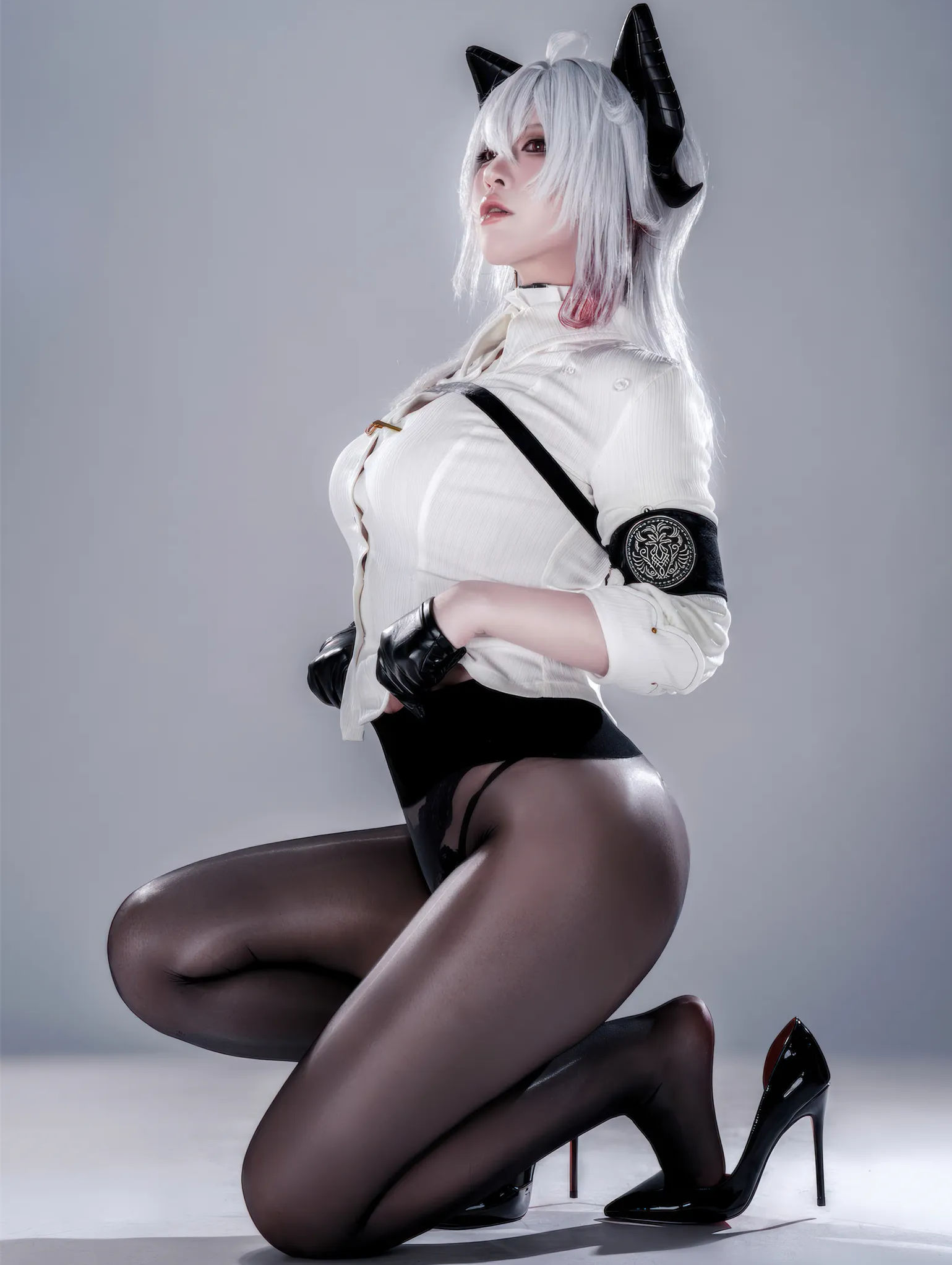 Gallery - 半半子：鳴潮 贊妮 Cos，黑絲襪貓耳，這輕熟女太會撩啦！[57P]