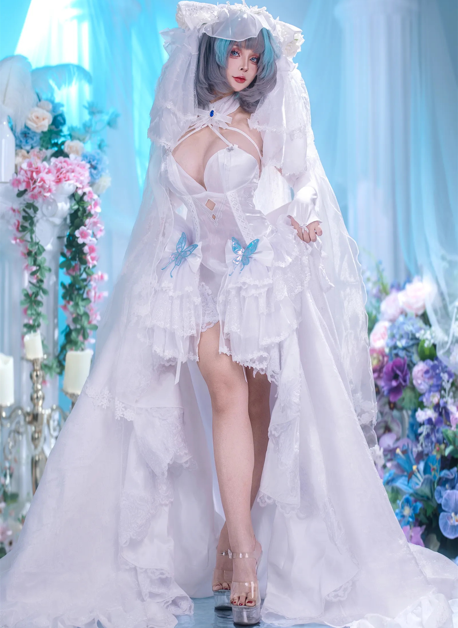 Sayo Momo/Sayo Momo/Sayo Momo的Bride Cheshire主題作品收錄20P，以柔和光線與細膩構圖營造浪漫而安靜的角色氛圍。婚紗造型搭配絲襪，手部動作與服裝細節在光影中自然交錯，溫柔眼神和從容姿態相互呼應，穩重氣質之間帶著一點俏皮靈動，讓整組照片更有層次。